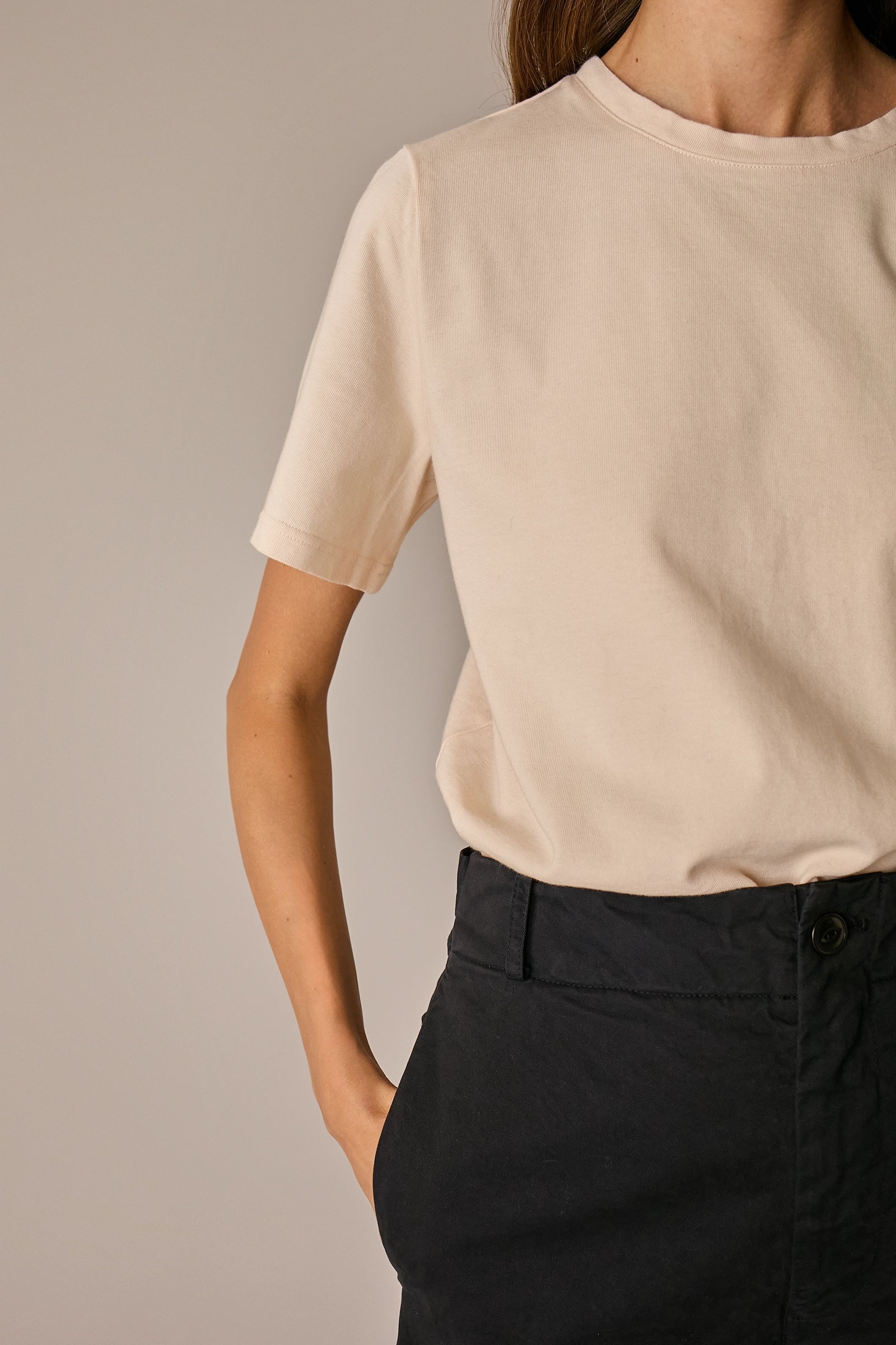 Pantaloni con tiranti in vita