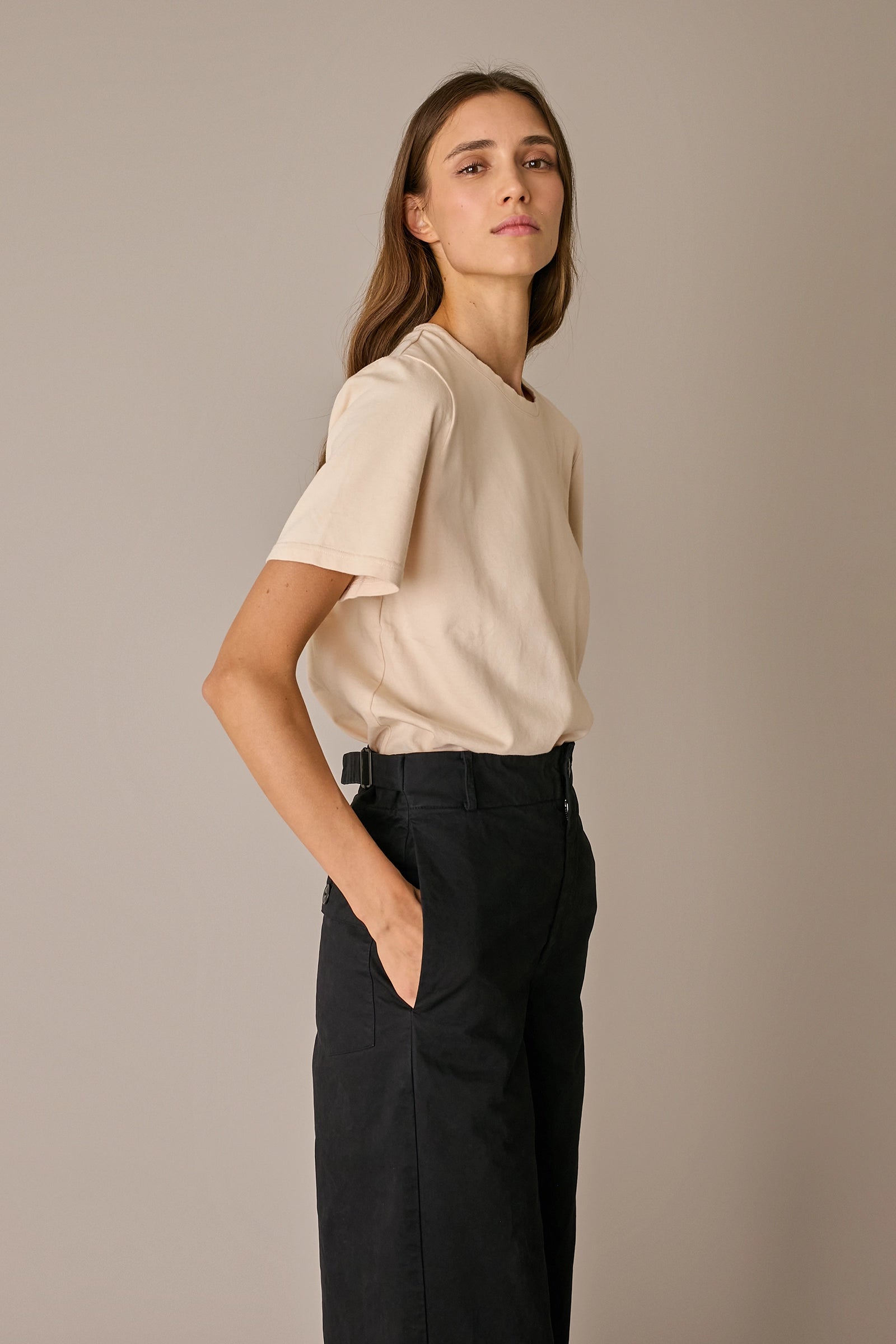 Pantaloni con tiranti in vita