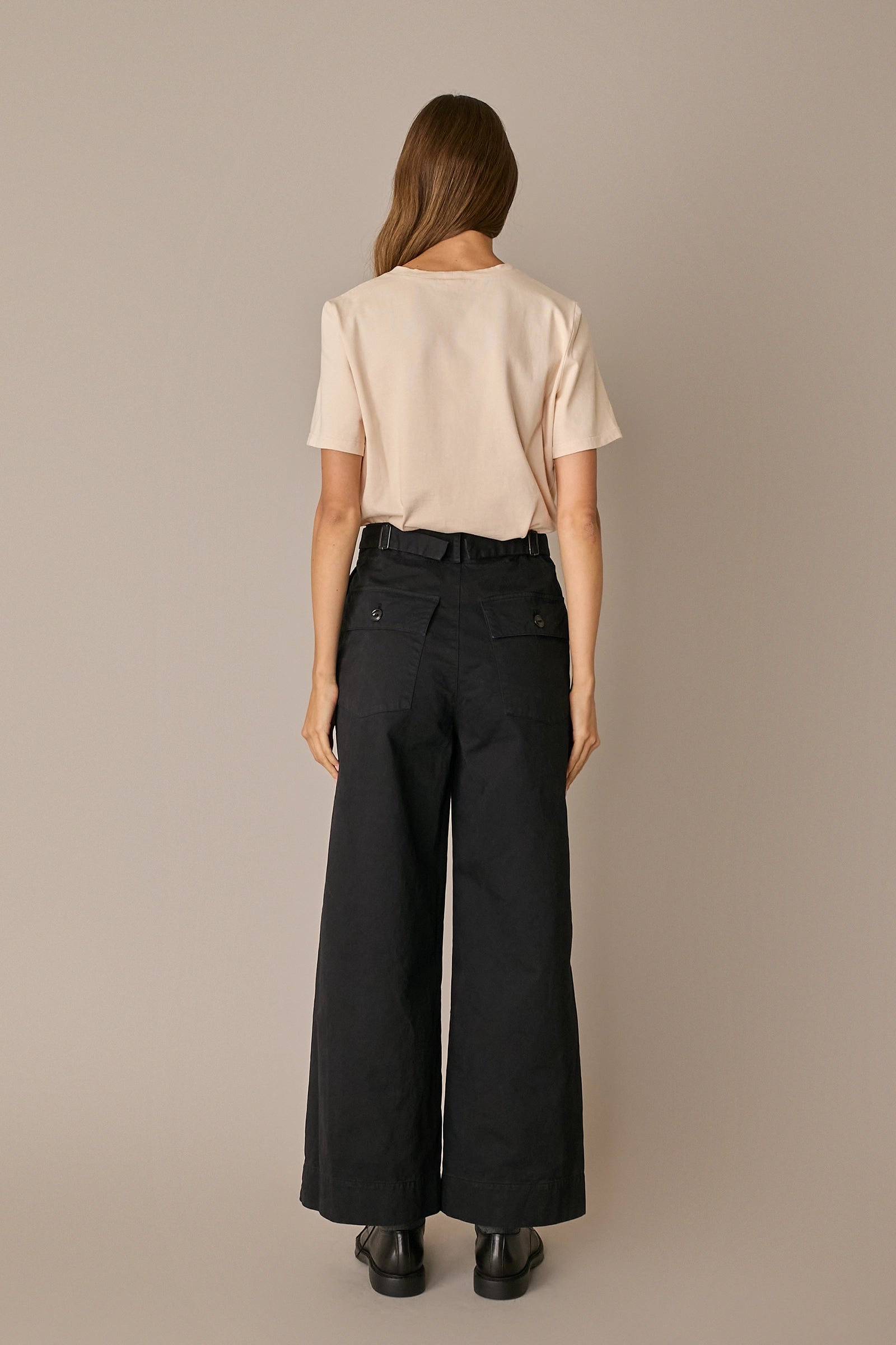 Pantaloni con tiranti in vita