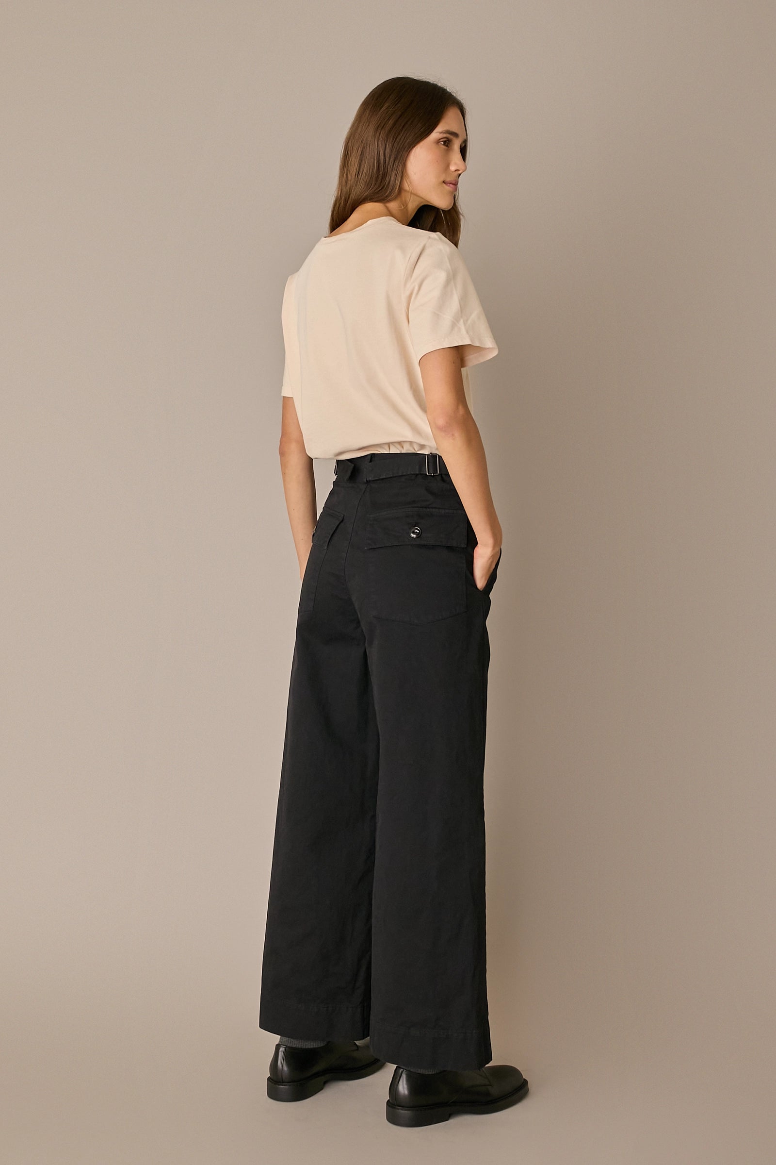Pantaloni con tiranti in vita