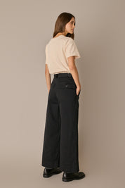 Pantaloni con tiranti in vita