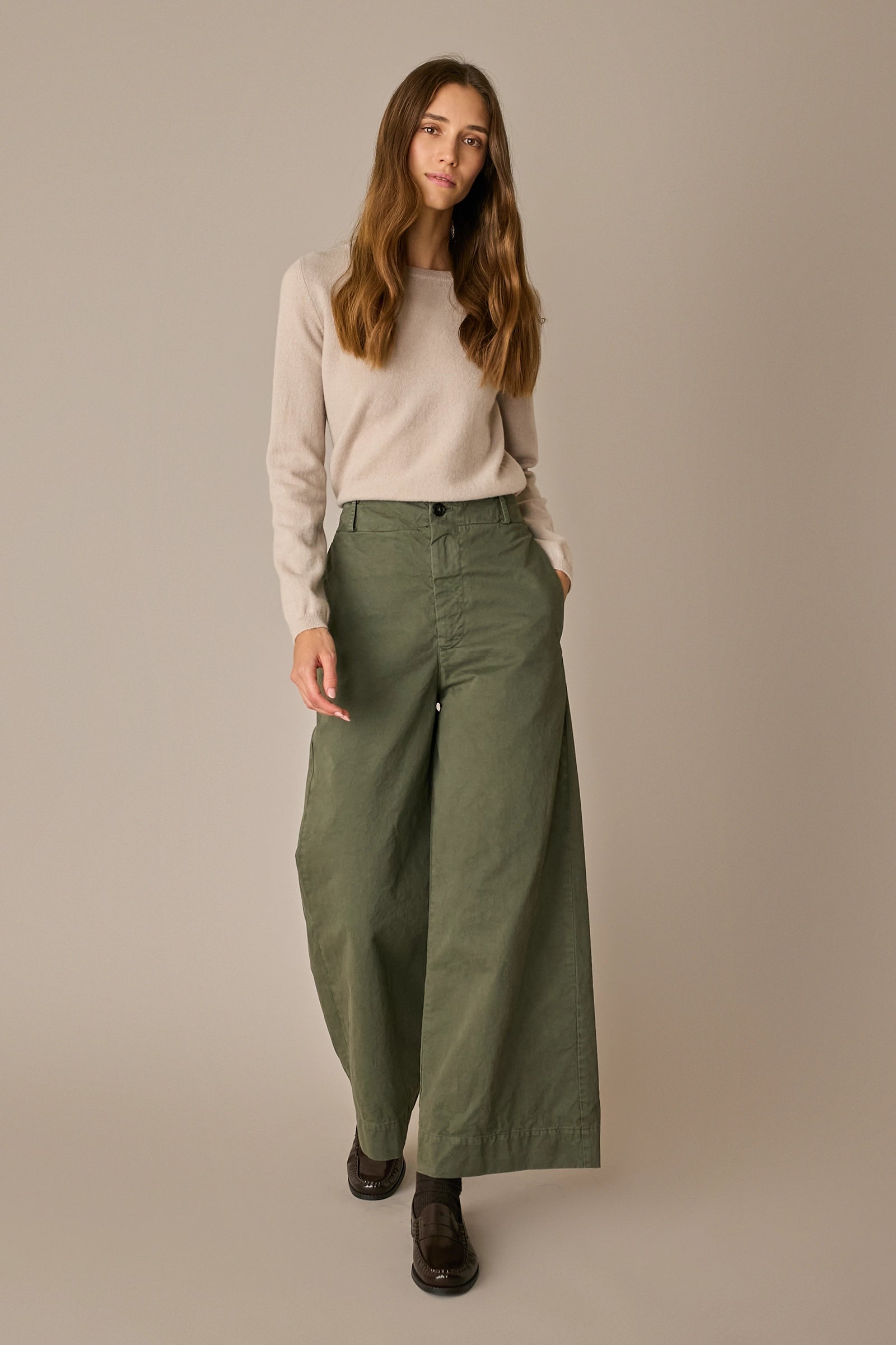 Pantaloni con tiranti in vita