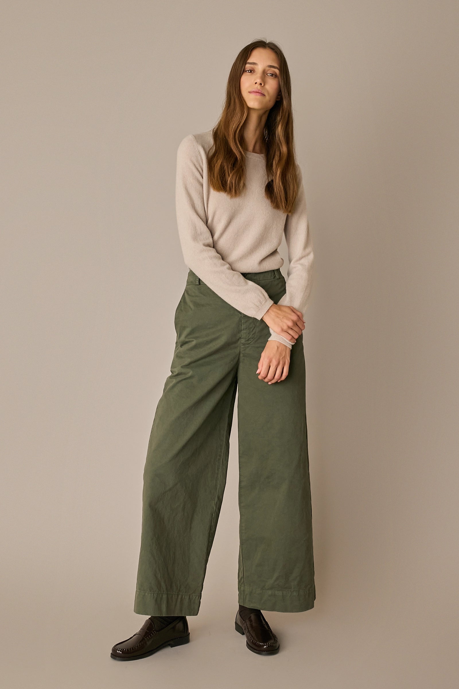Pantaloni con tiranti in vita