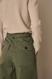 Pantaloni con tiranti in vita