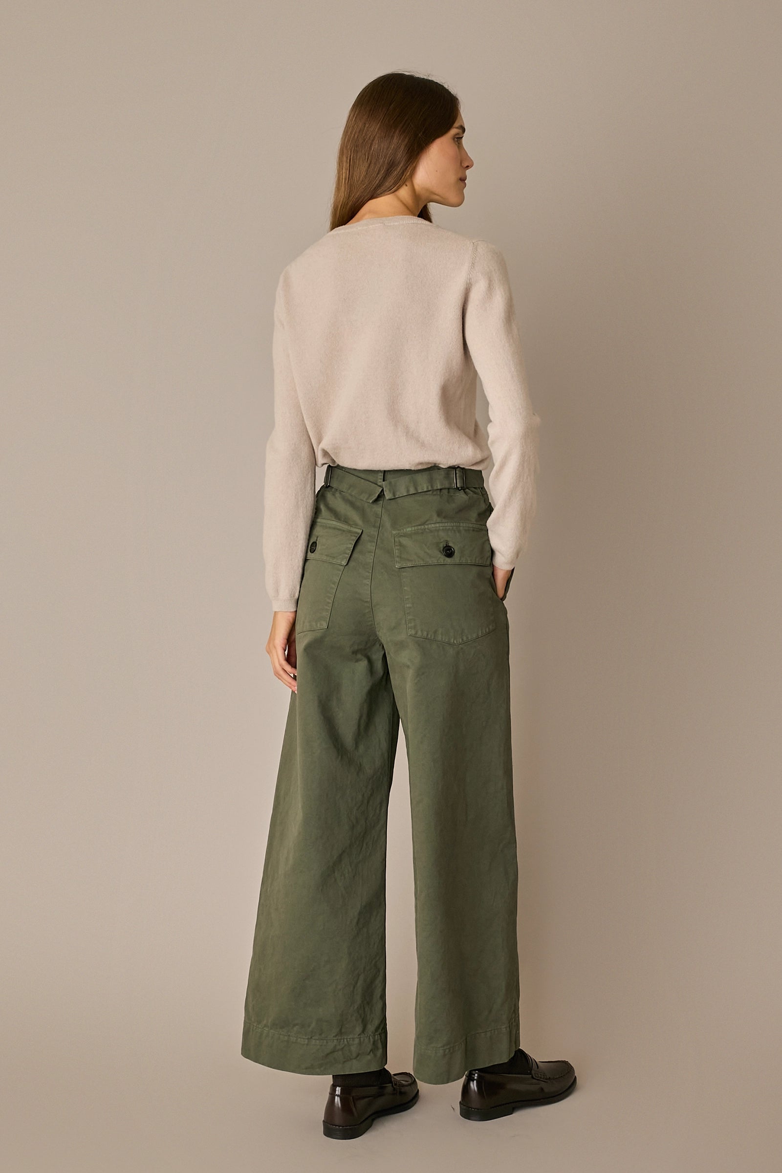 Pantaloni con tiranti in vita