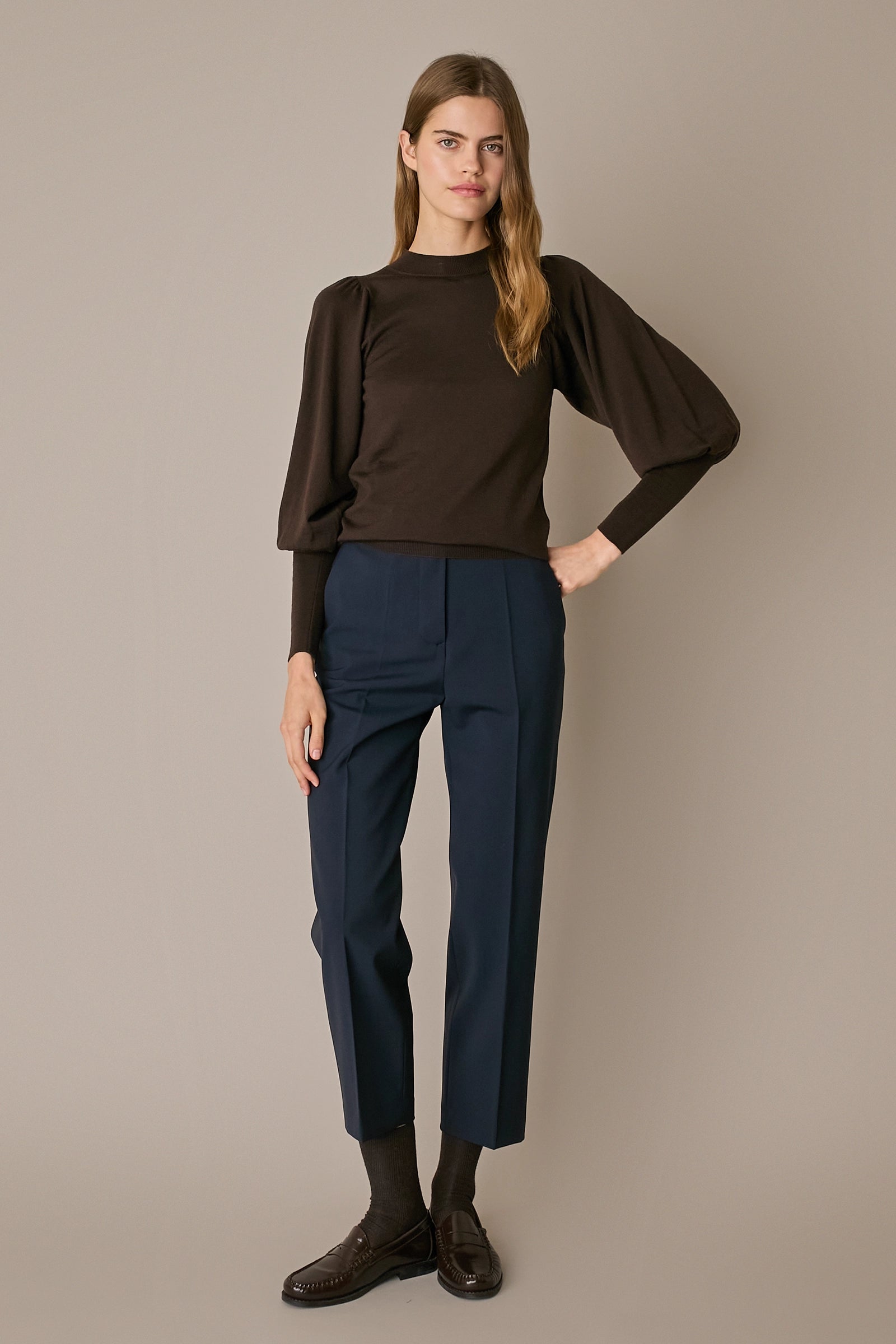 Pantaloni in lana elasticizzata con piega blu navy, pieghe frontali e struttura in lana stretch