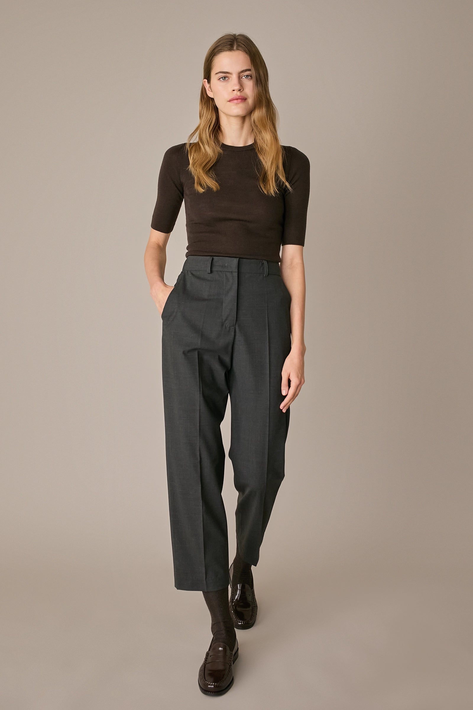 Pantaloni in lana elasticizzata con piega grigio scuro, pieghe frontali in lana elasticizzata