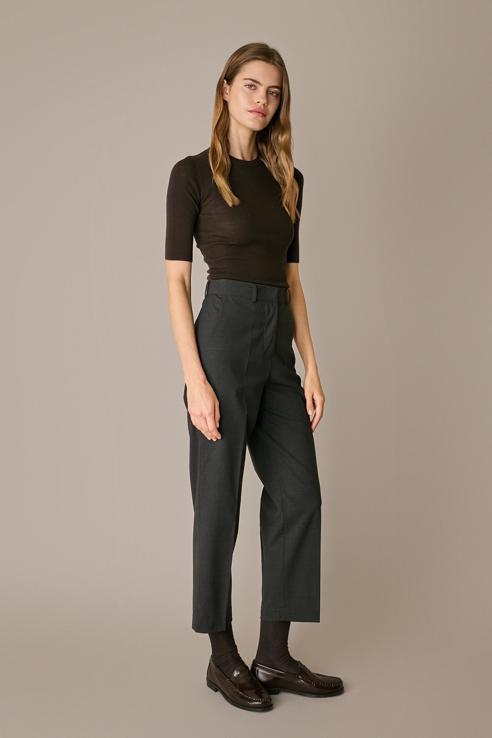 Pantaloni in lana elasticizzata con piega grigio scuro, vestibilità regolare e struttura in lana elasticizzata