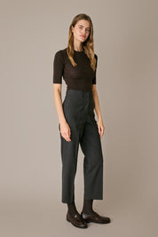 Pantaloni in lana elasticizzata con piega grigio scuro, vestibilità regolare e struttura in lana elasticizzata