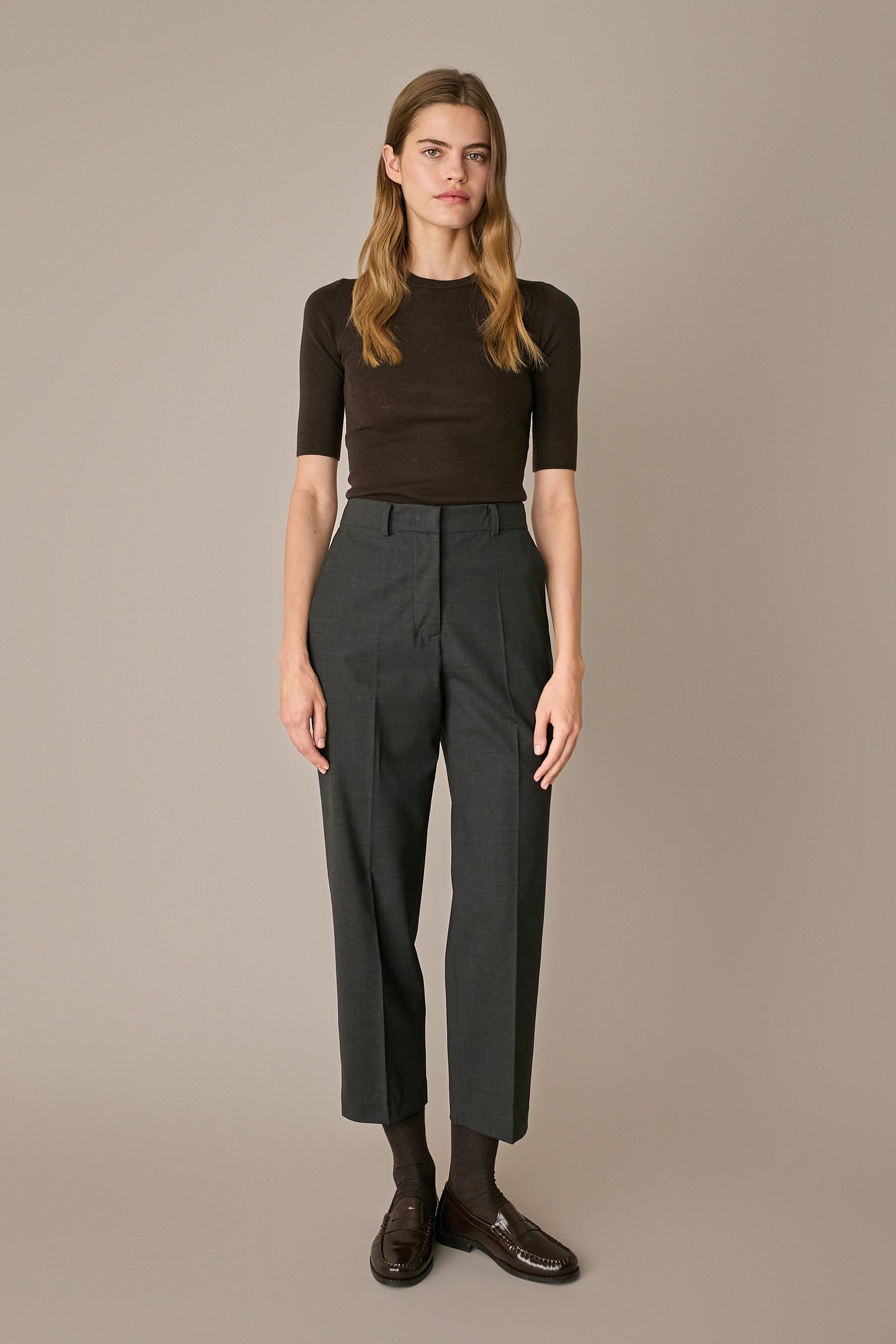 Pantaloni in lana elasticizzata con piega grigio scuro, cintura coordinata e pieghe frontali