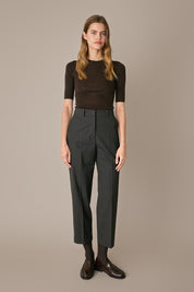 Pantaloni in lana elasticizzata con piega grigio scuro, cintura coordinata e pieghe frontali