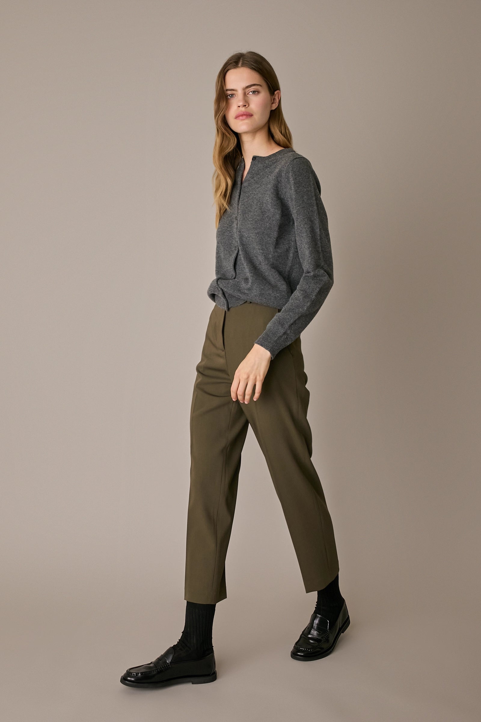 Pantaloni in lana elasticizzata con piega verde bosco, pieghe frontali