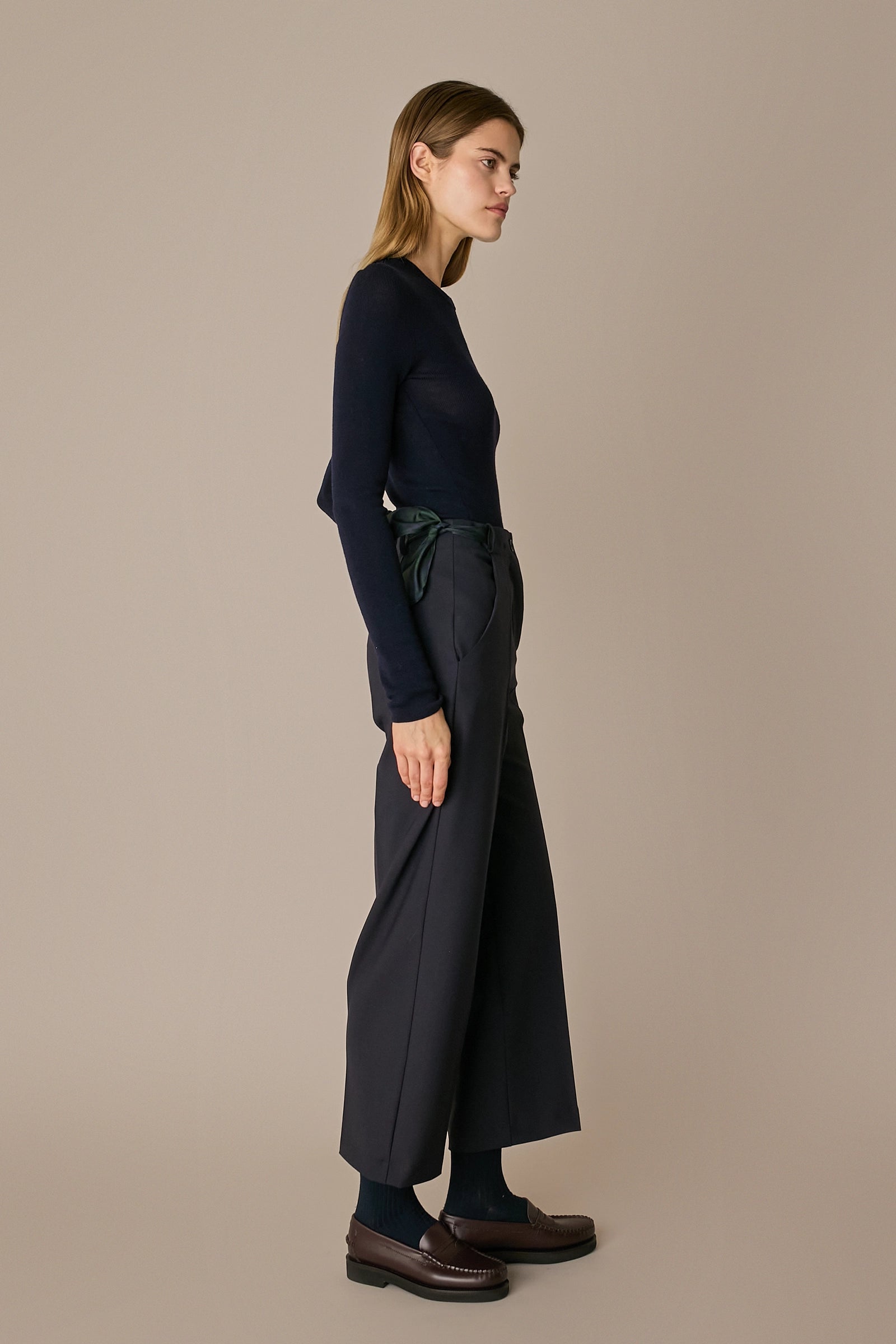 Pantaloni in lana con fiocchi in seta