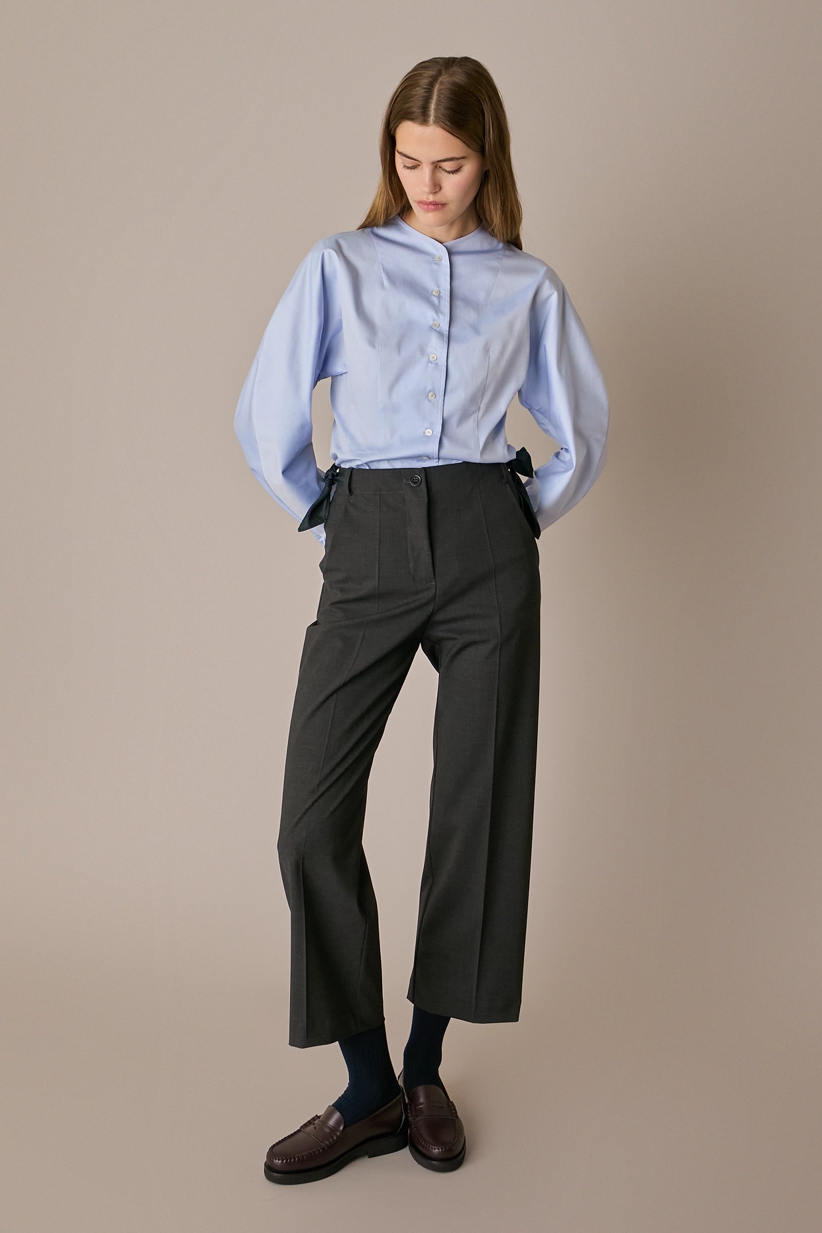 Pantaloni in lana con fiocchi in seta
