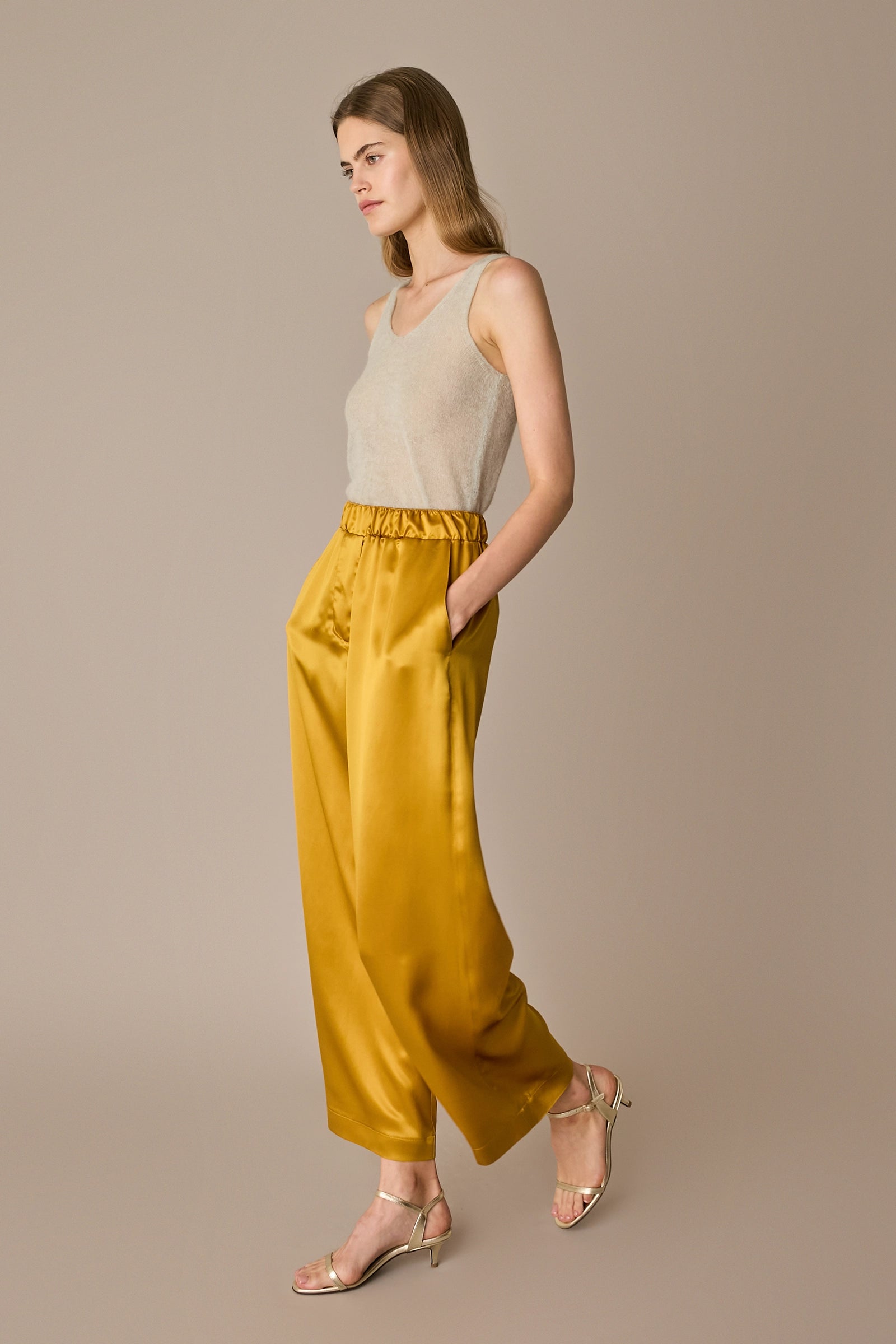 Pantaloni in seta con elastico in vita