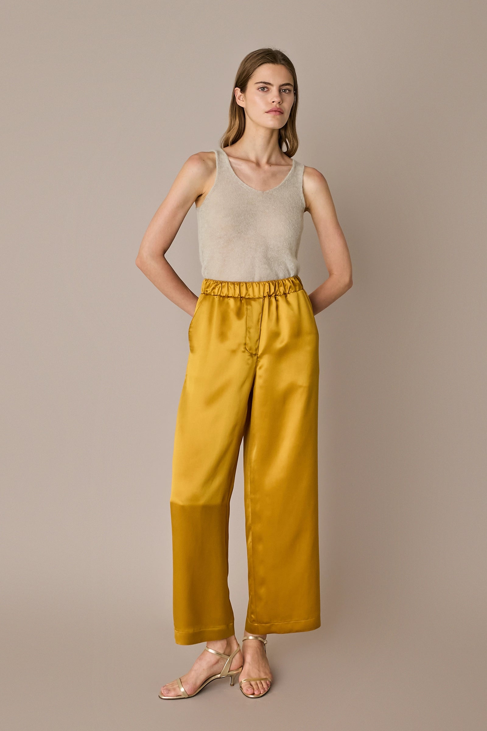 Pantaloni in seta con elastico in vita