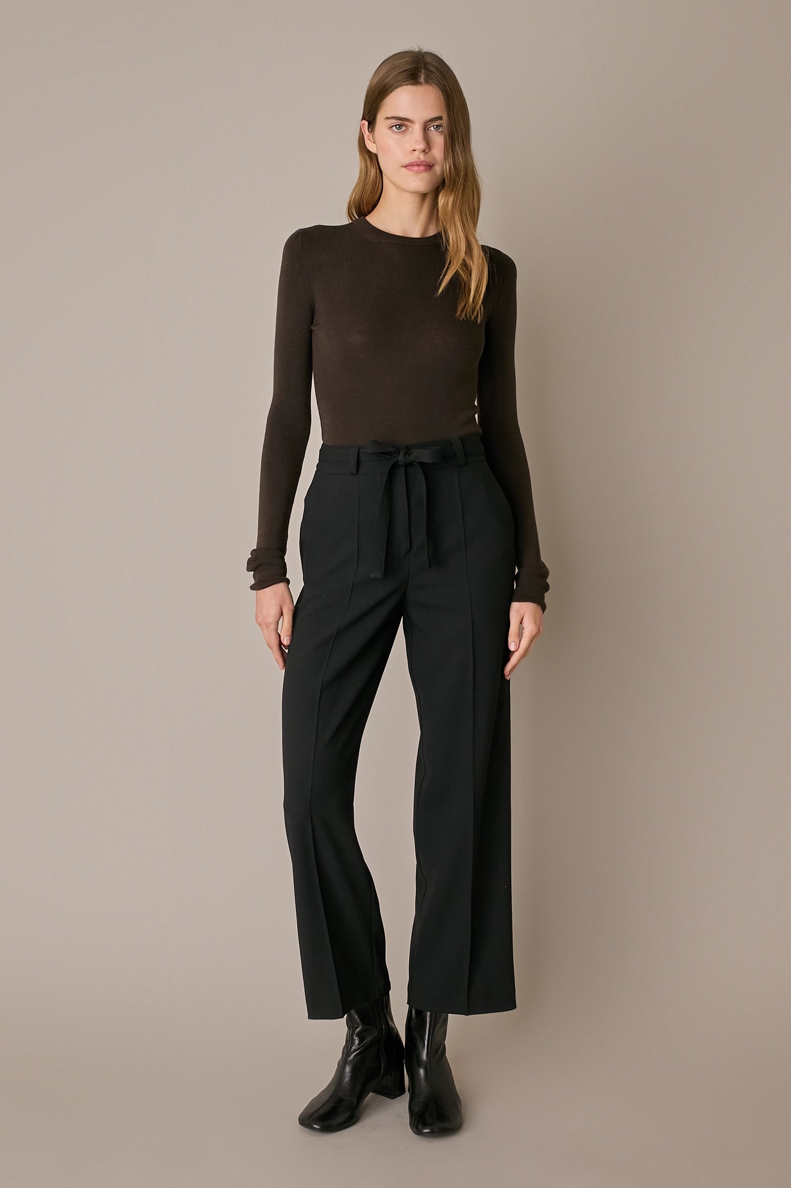 Pantaloni in lana stretch con cintura nero con pieghe frontali
