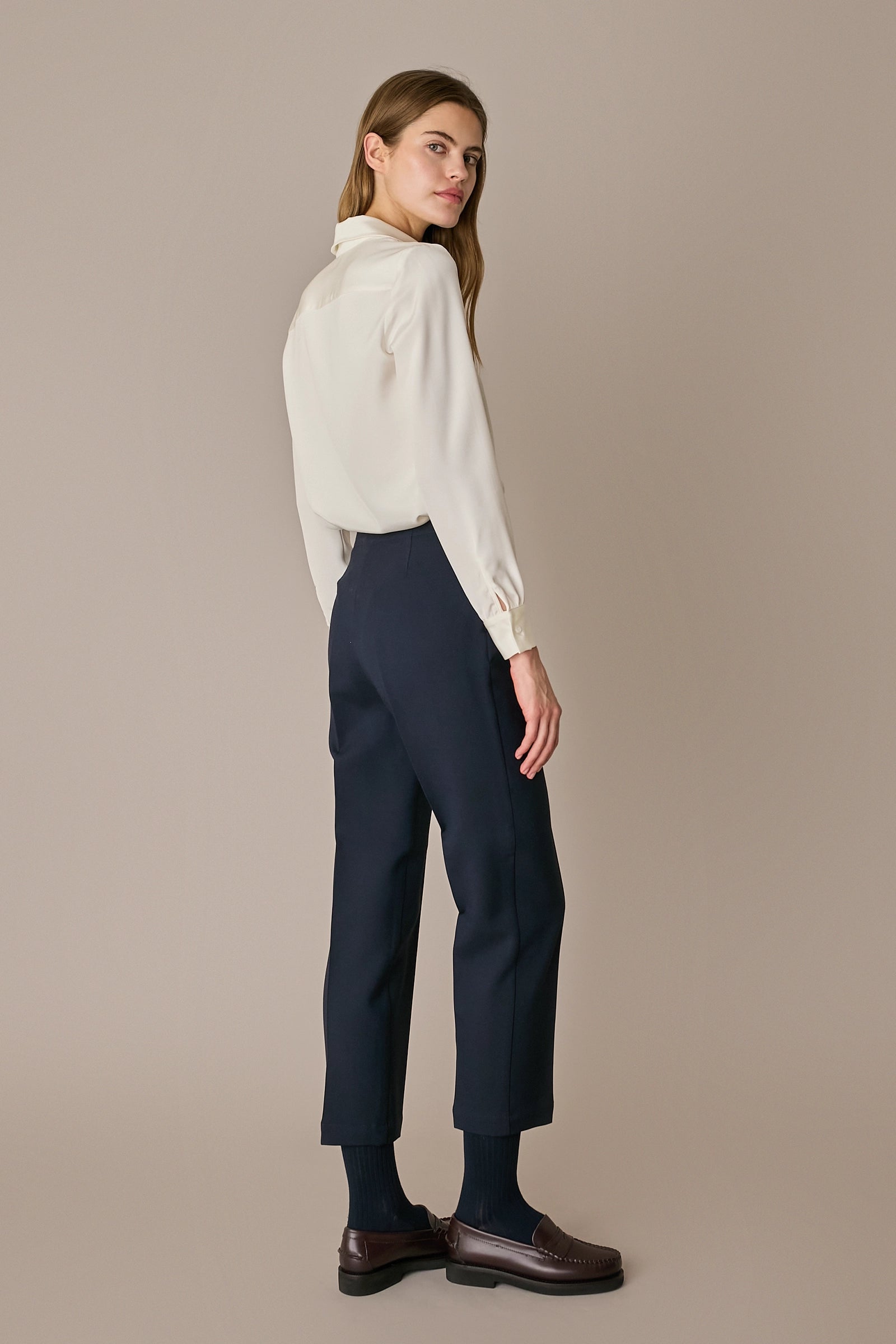 Pantaloni con piega in lana e seta