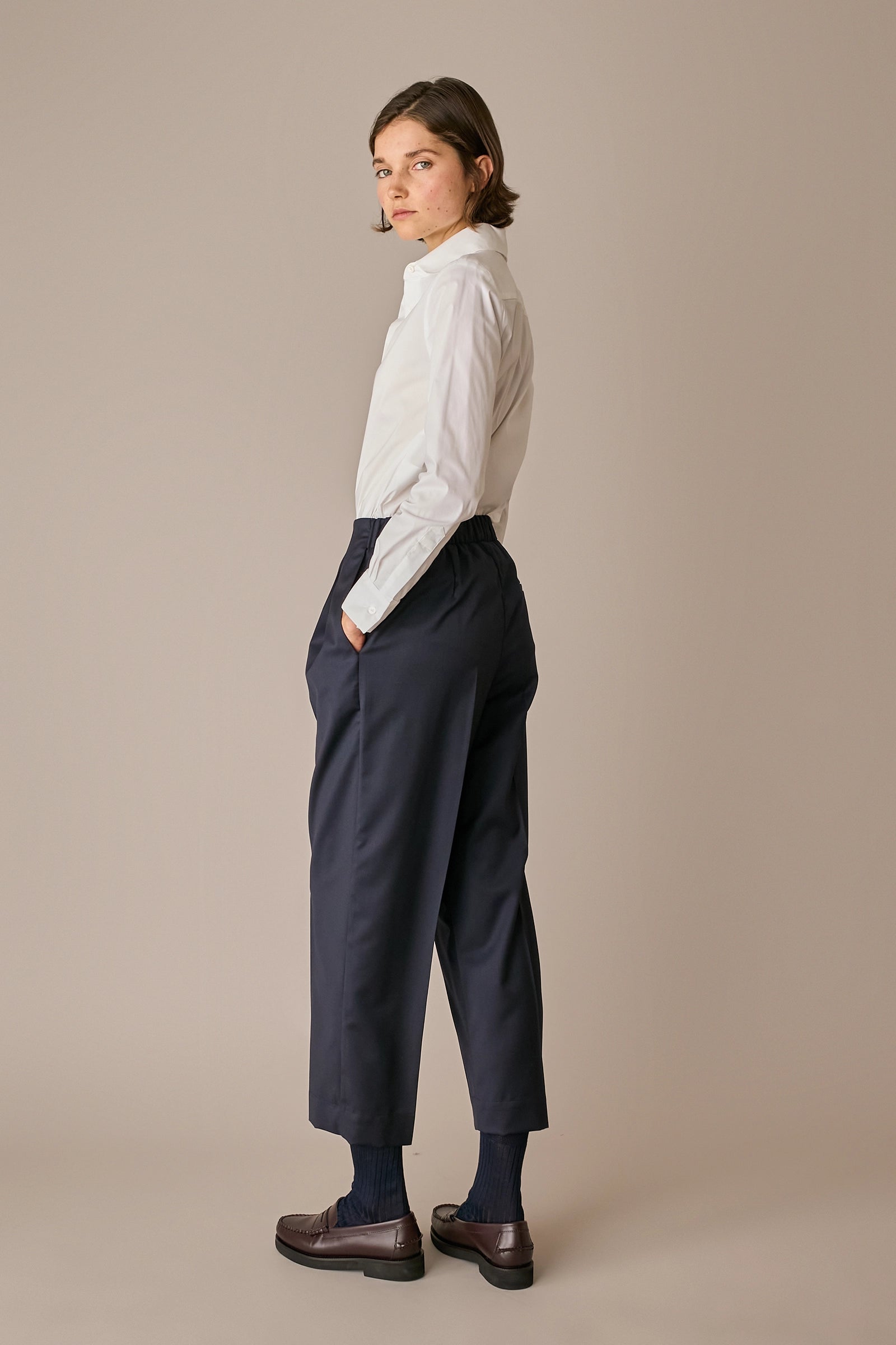 pantaloni in lana con vita elastica, piega frontale e posteriore, blu navy