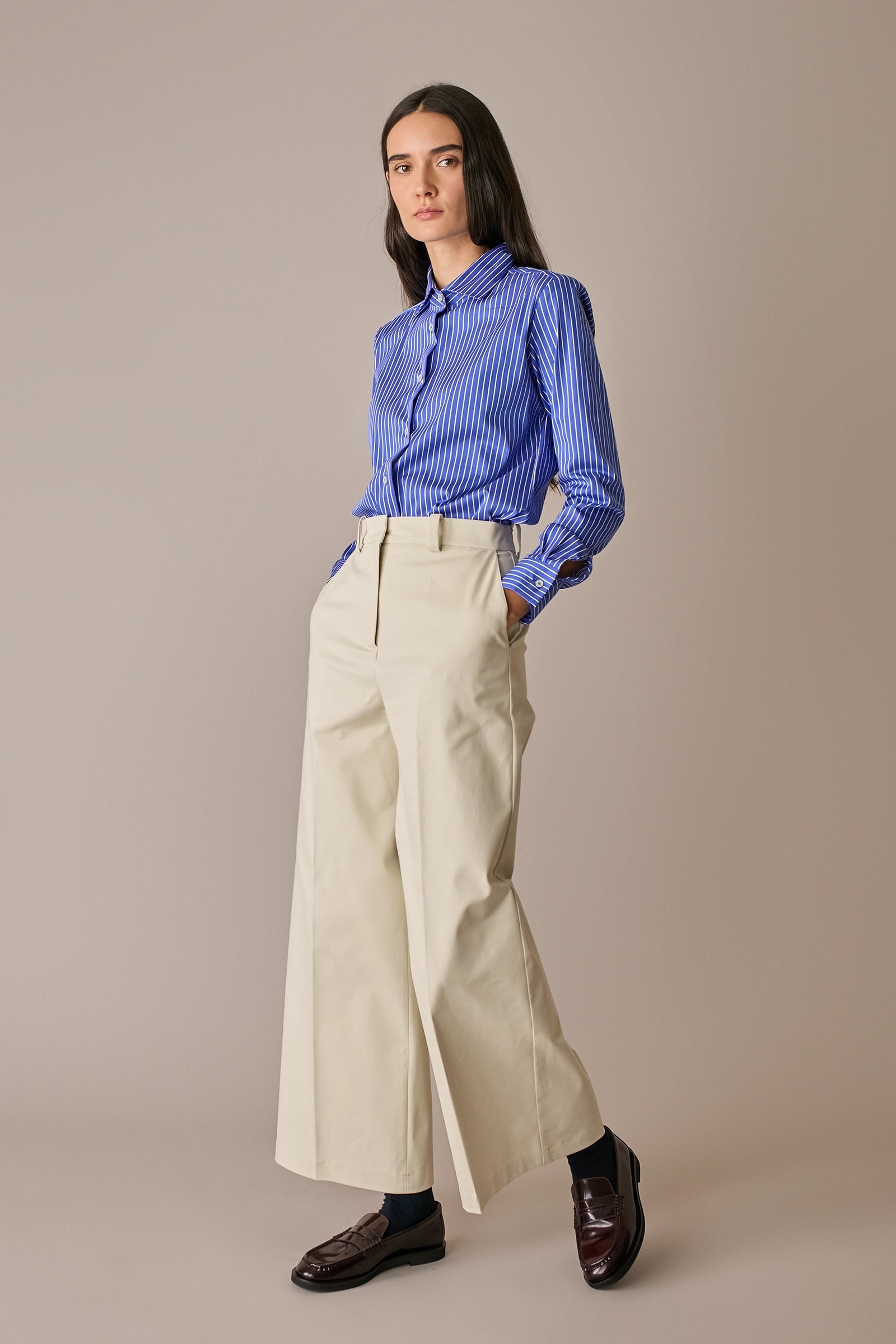 pantaloni in cotone mano pesca, chiusura con cerniera, bottone e passanti per cintura, ecru