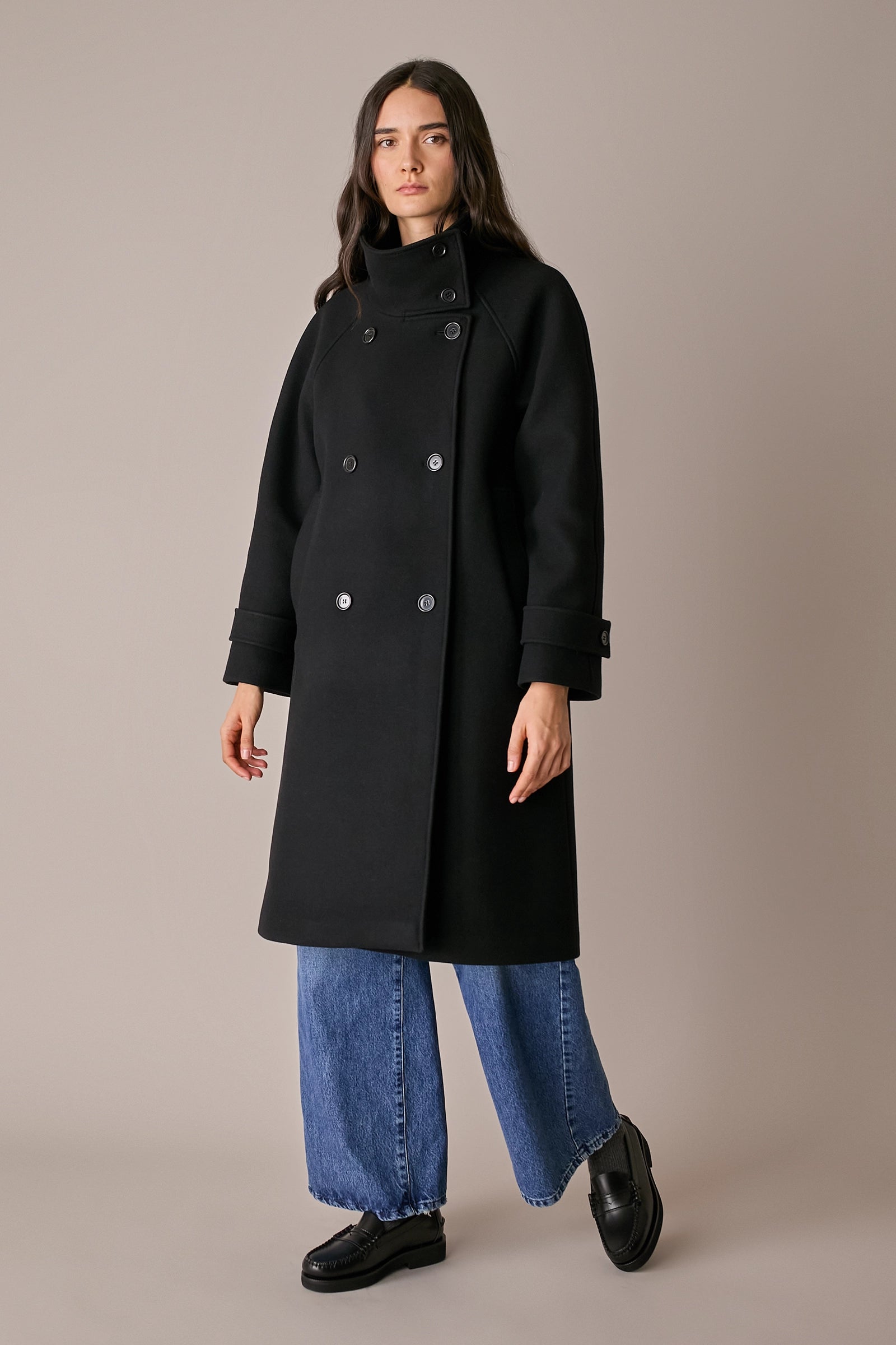 Cappotto in lana con collo alto nero, collo a imbuto e struttura in pura lana vergine
