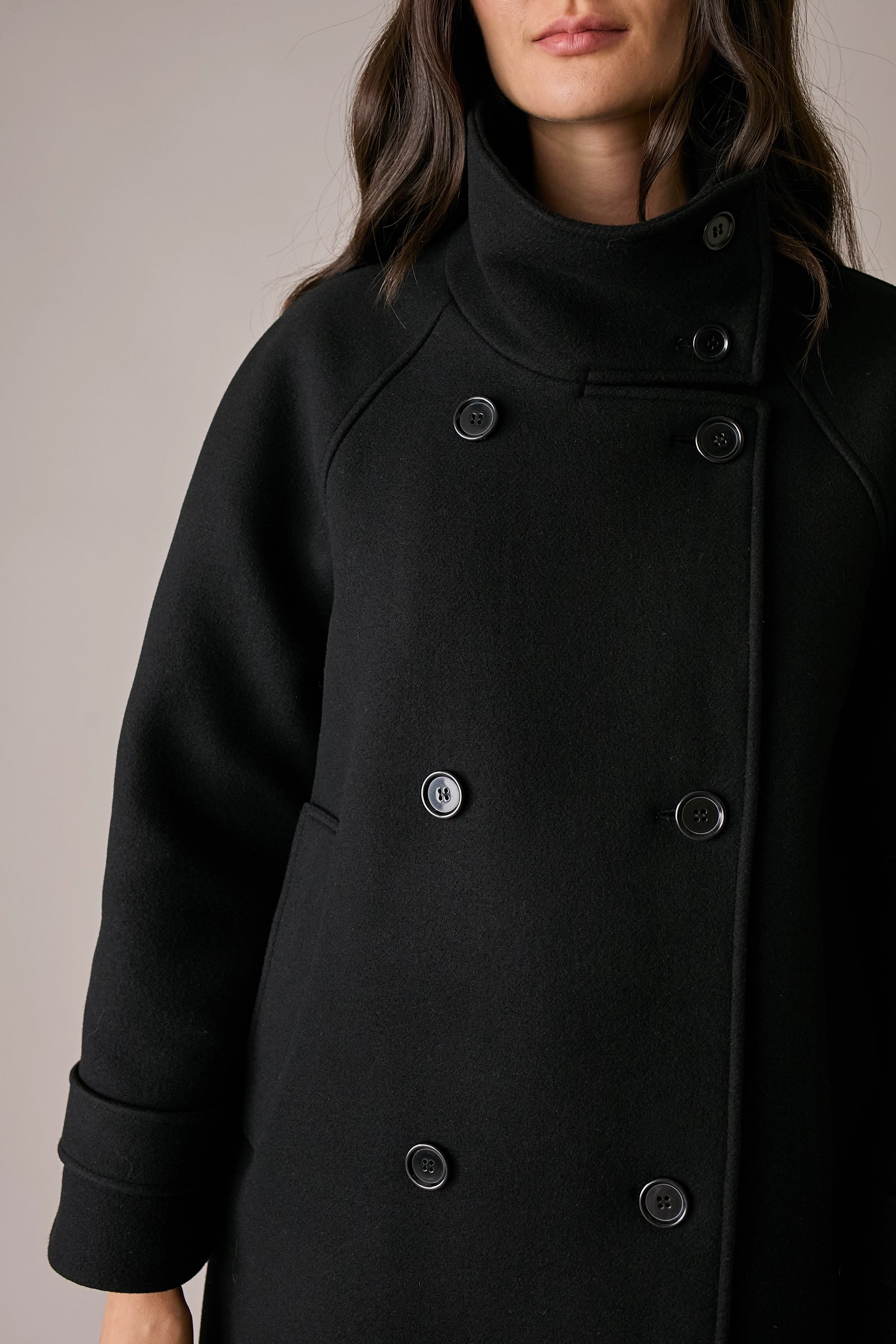 Cappotto in lana con collo alto nero