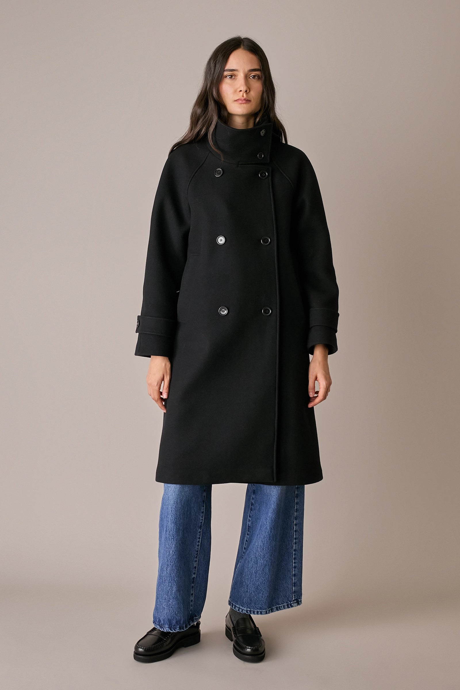 Cappotto in lana con collo alto nero in pura lana vergine, spacco posteriore