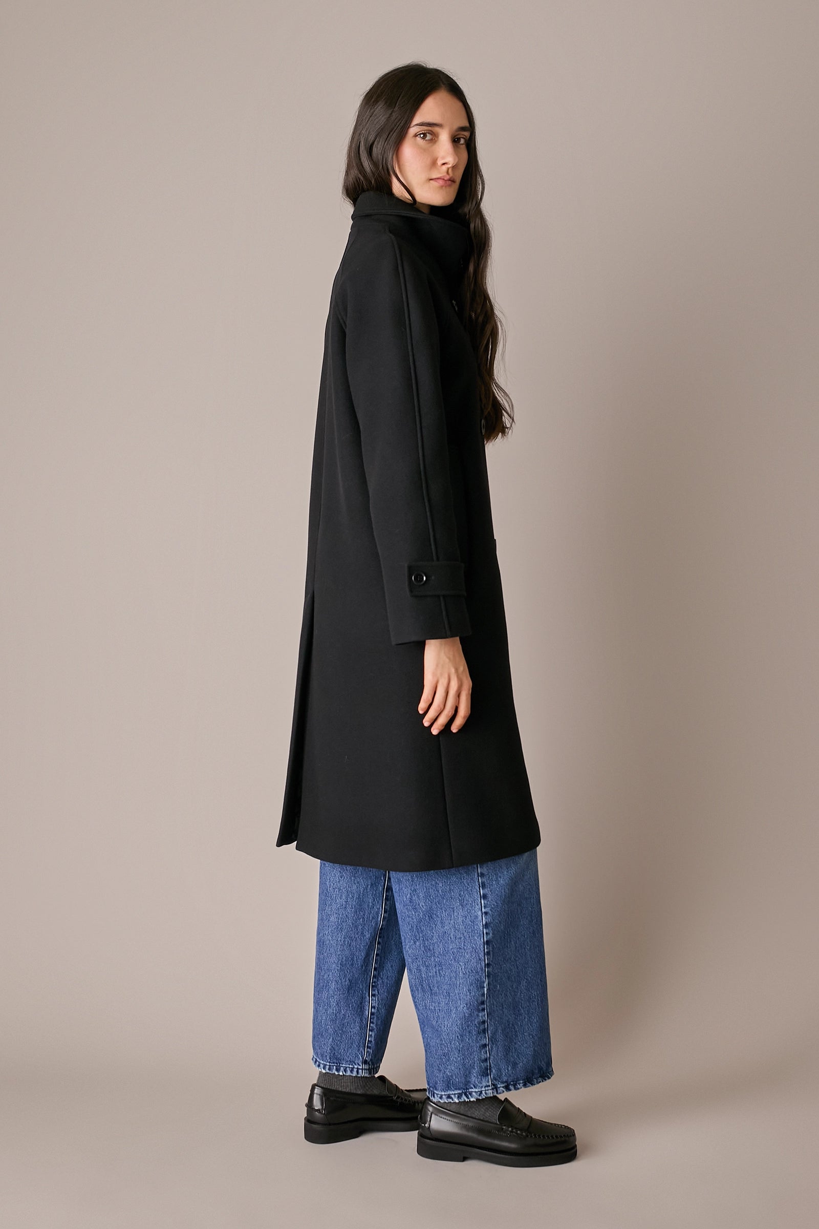 Cappotto in lana con collo alto nero, tasche laterali