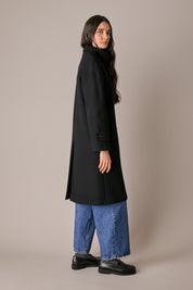Cappotto in lana con collo alto nero, tasche laterali