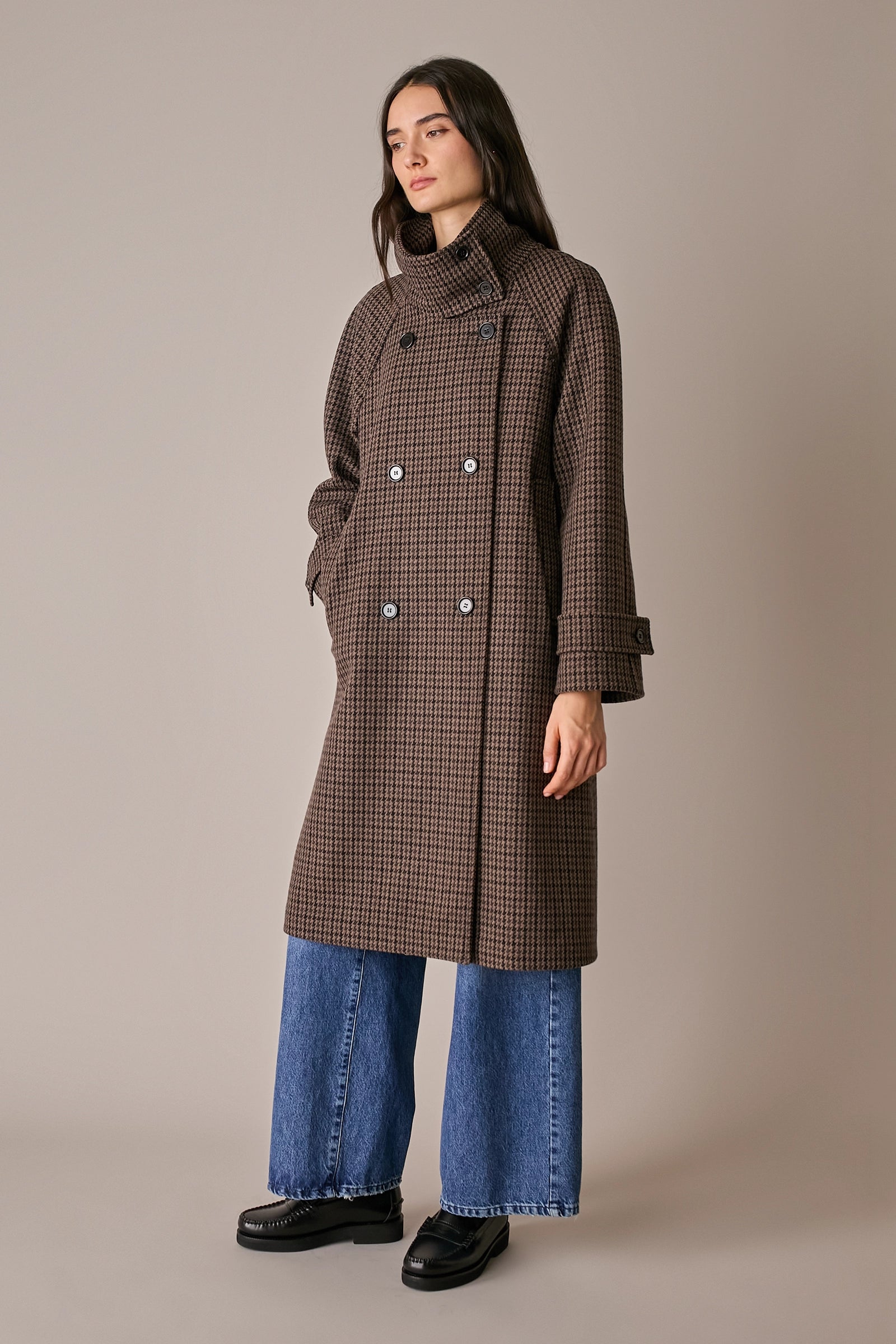Cappotto pied-de-poule con collo alto pied de poule marrone in pura lana vergine, collo a imbuto