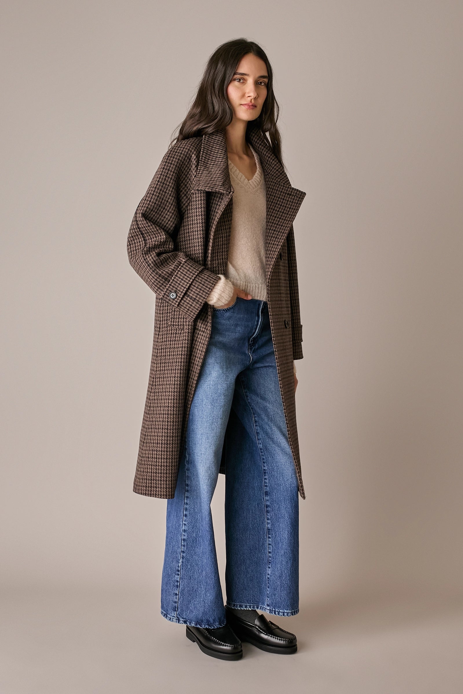 Cappotto pied-de-poule con collo alto pied-de-poule marrone, maniche raglan