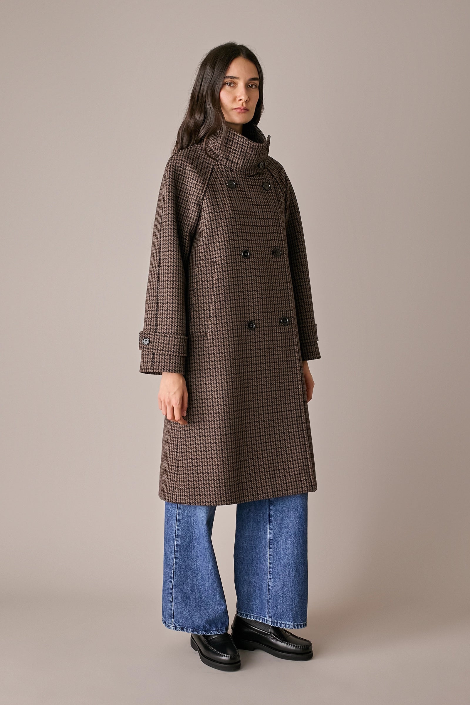 Cappotto pied-de-poule con collo alto pied de poule marrone, spacco posteriore e tasche laterali