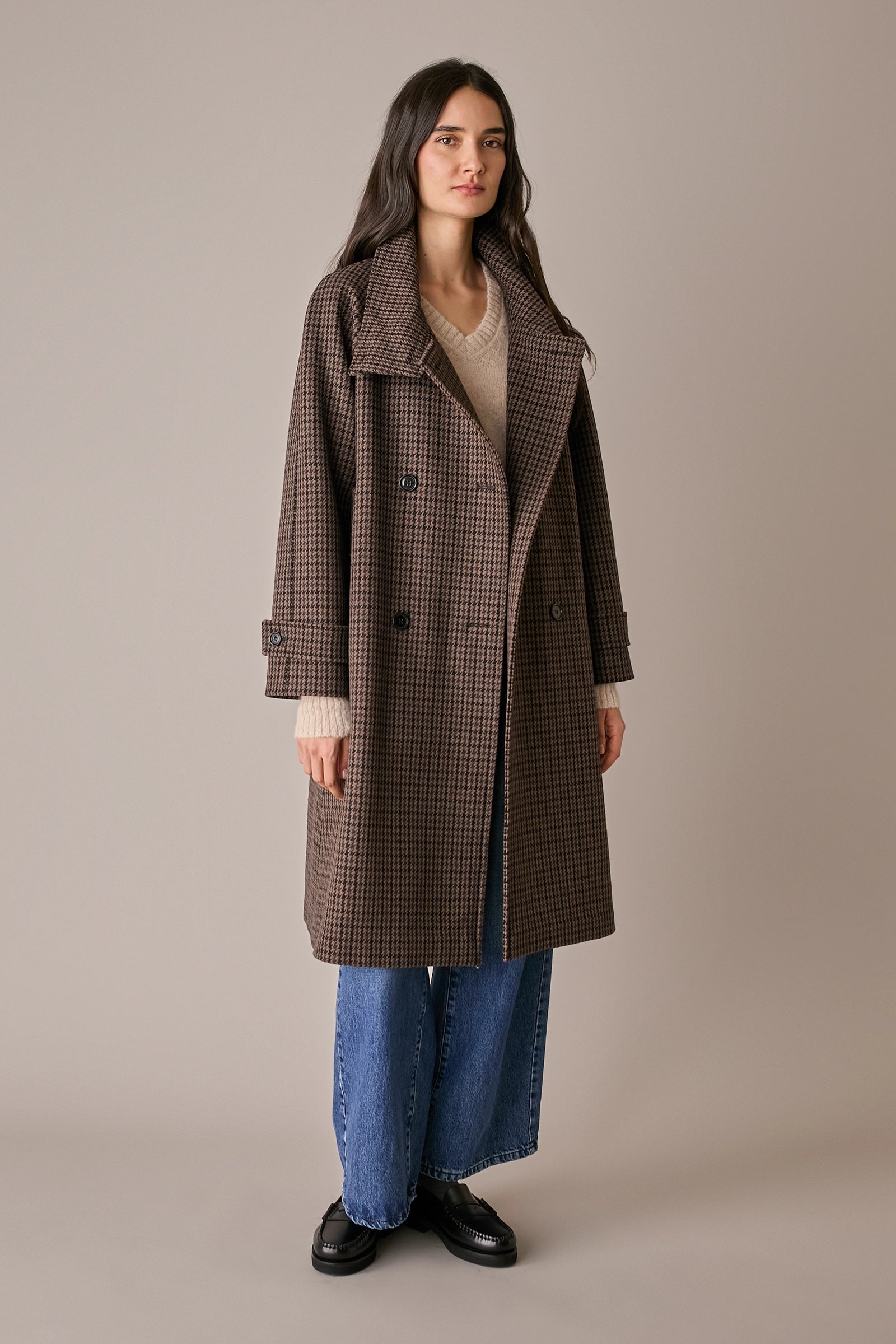 Cappotto pied-de-poule con collo alto pied-de-poule marrone, tasche laterali in pura lana vergine