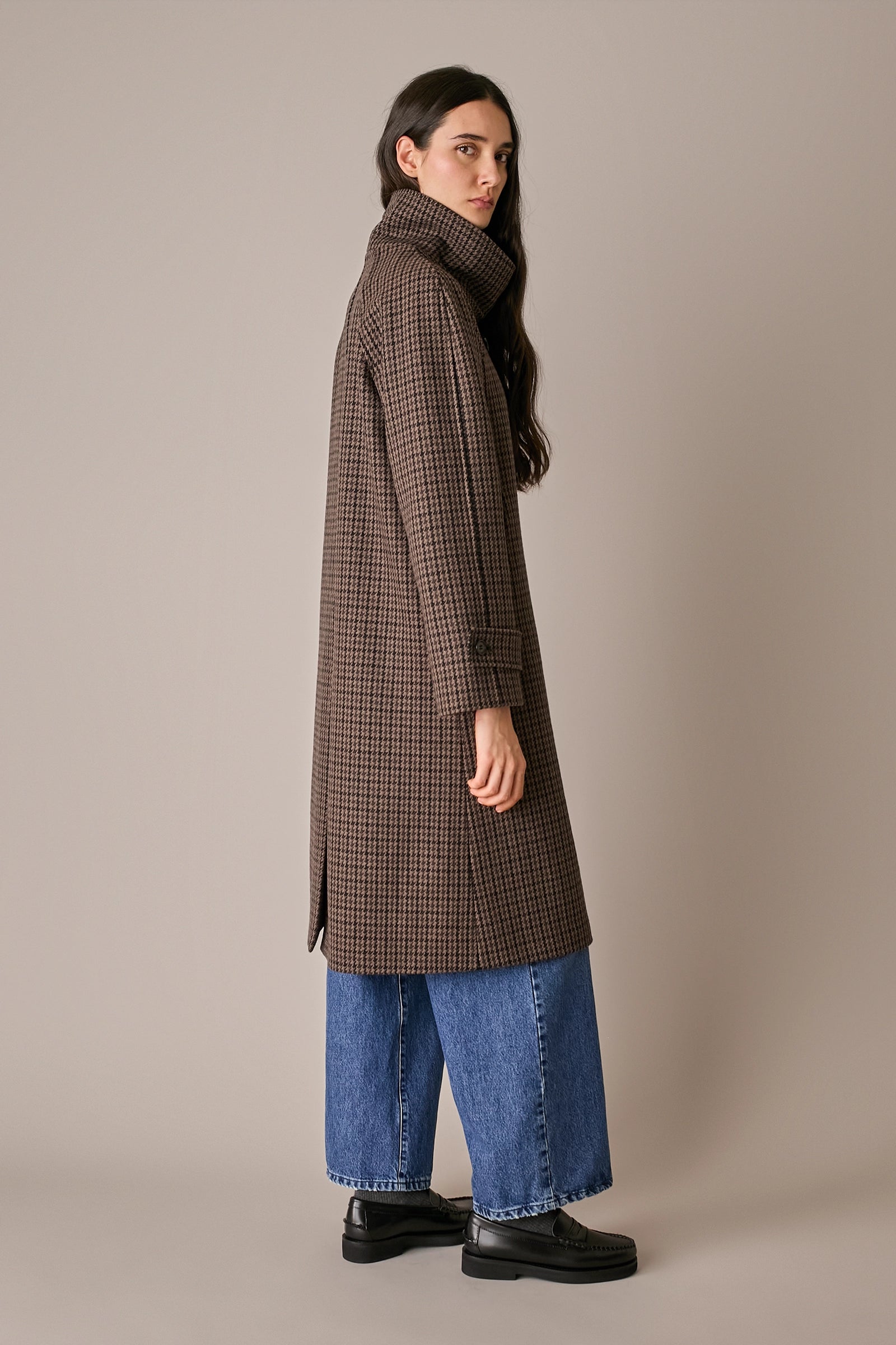 Cappotto pied-de-poule con collo alto pied-de-poule marrone, in pura lana vergine, collo a imbuto
