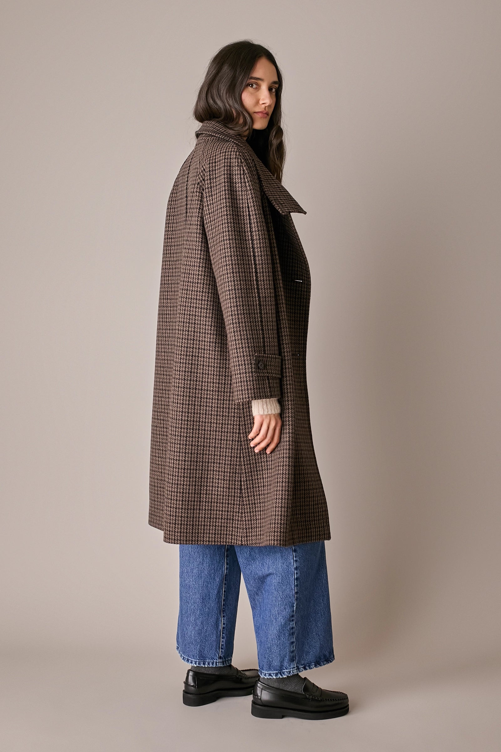 Cappotto pied-de-poule con collo alto pied de poule marrone, maniche raglan