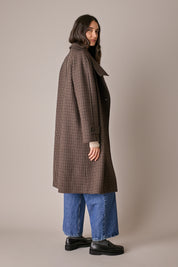 Cappotto pied-de-poule con collo alto pied de poule marrone, maniche raglan