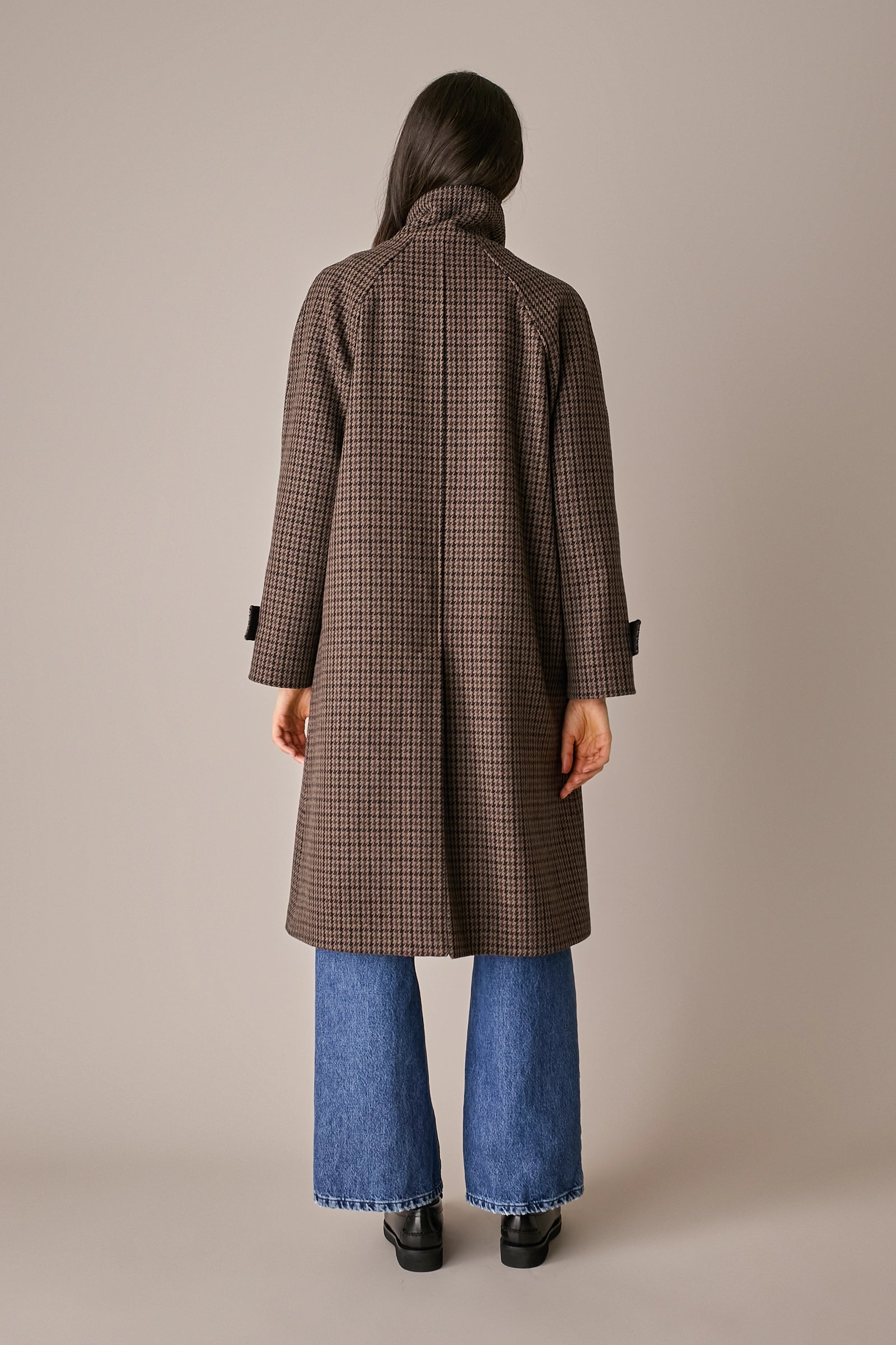Cappotto pied-de-poule con collo alto pied-de-poule marrone, spacco posteriore e tasche laterali