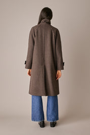 Cappotto pied-de-poule con collo alto pied-de-poule marrone, spacco posteriore e tasche laterali
