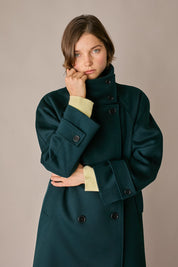 Cappotto con collo alto in lana e cashmere verde scuro, maniche raglan e spacco posteriore
