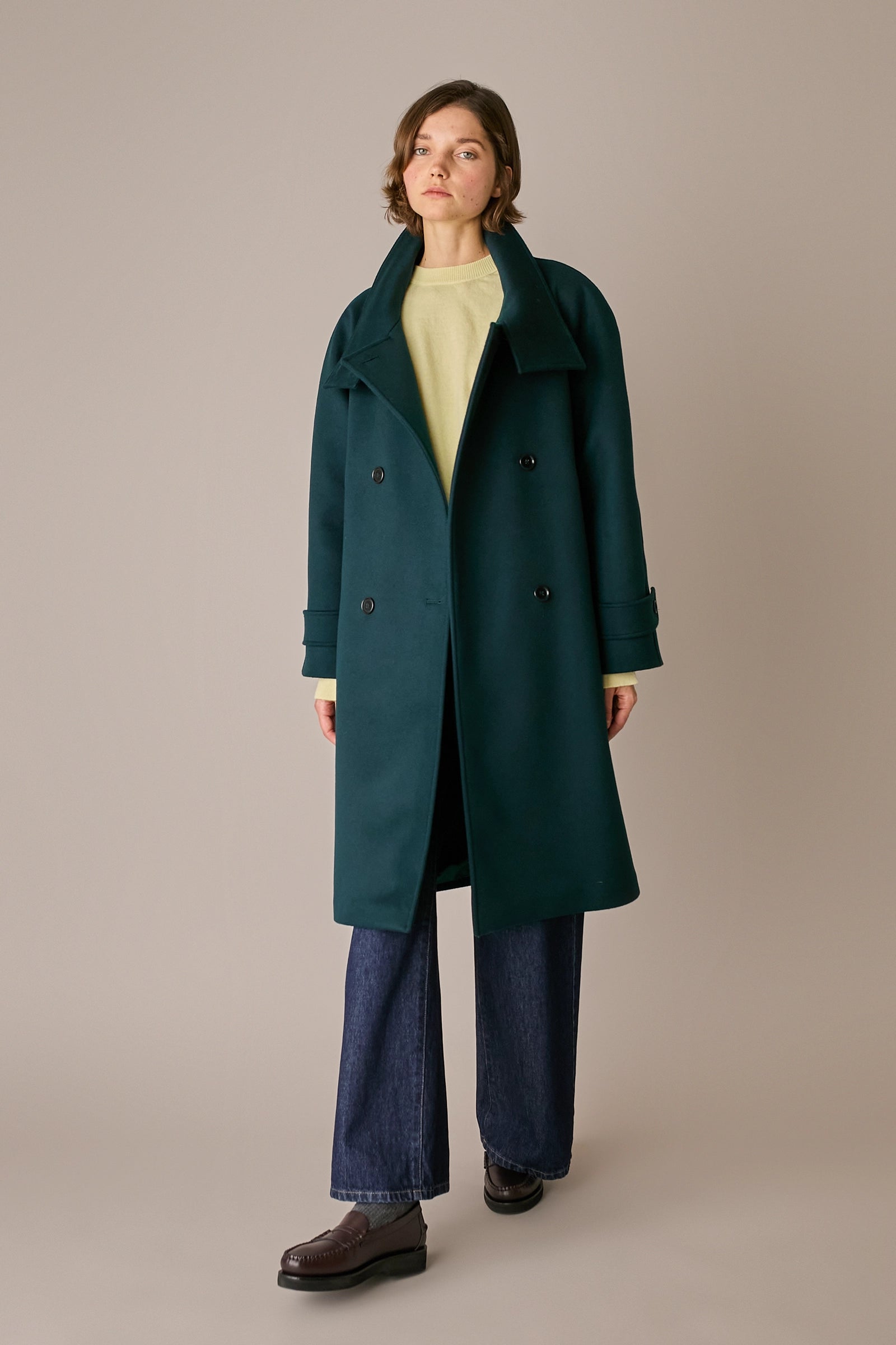 Cappotto con collo alto in lana e cashmere verde scuro, spacco posteriore e tasche laterali