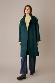 Cappotto con collo alto in lana e cashmere verde scuro, spacco posteriore e tasche laterali