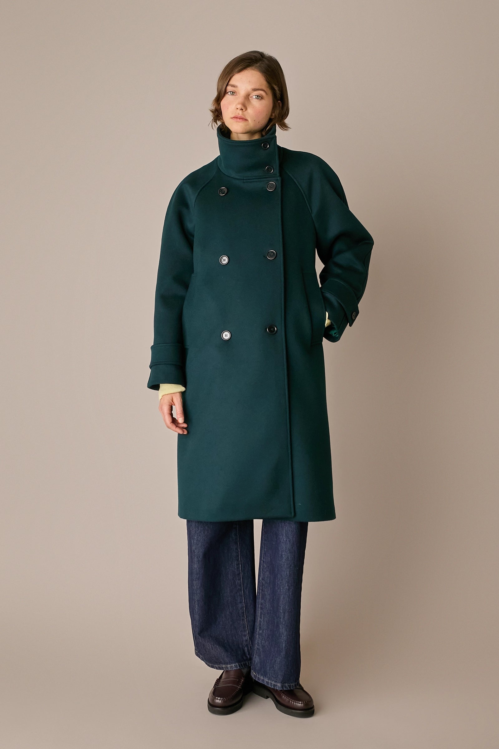 Cappotto con collo alto in lana e cashmere verde scuro, tasche laterali