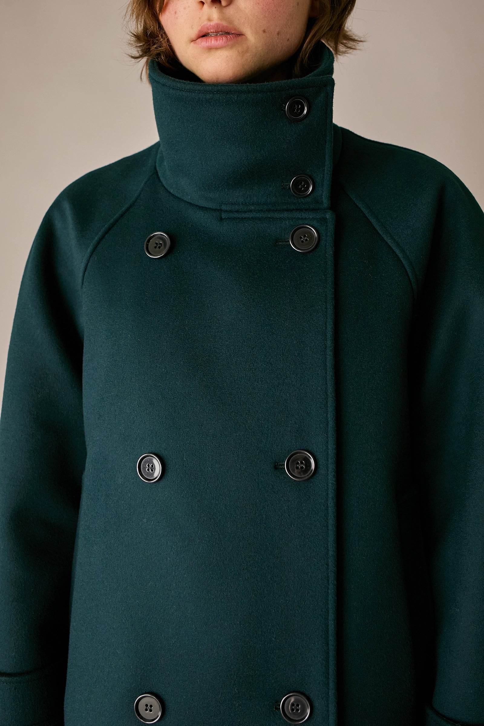 Cappotto con collo alto in lana e cashmere verde scuro in cashmere, collo a imbuto