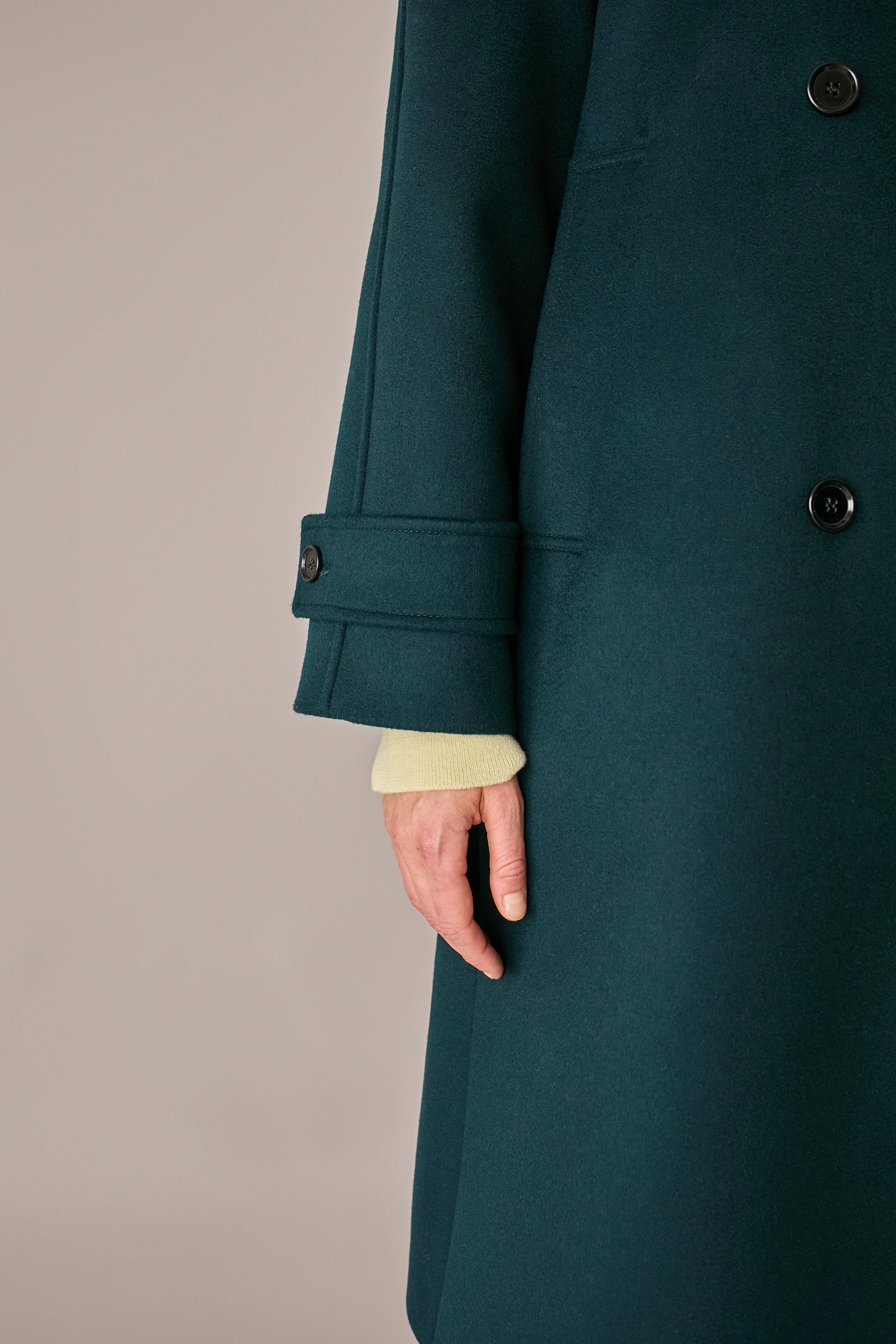 Cappotto con collo alto in lana e cashmere verde scuro, maniche raglan e spacco posteriore, dalla vestibilità regolare