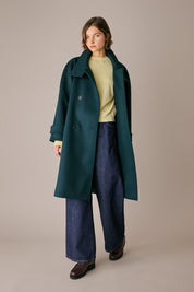 Cappotto con collo alto in lana e cashmere verde scuro, spacco posteriore e struttura in cashmere