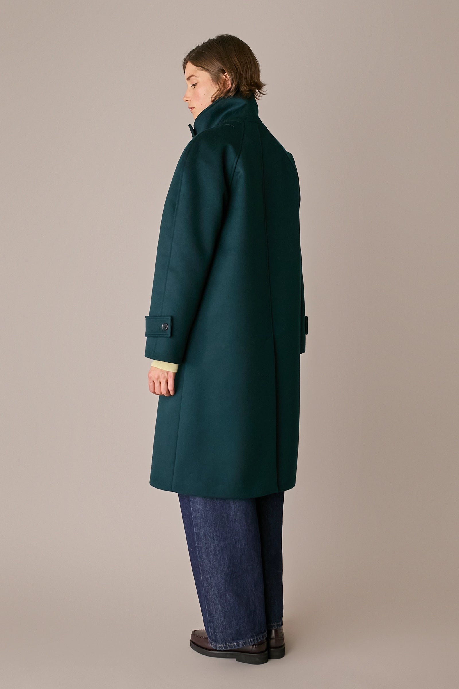 Cappotto con collo alto in lana e cashmere verde scuro in cashmere, vestibilità regolare