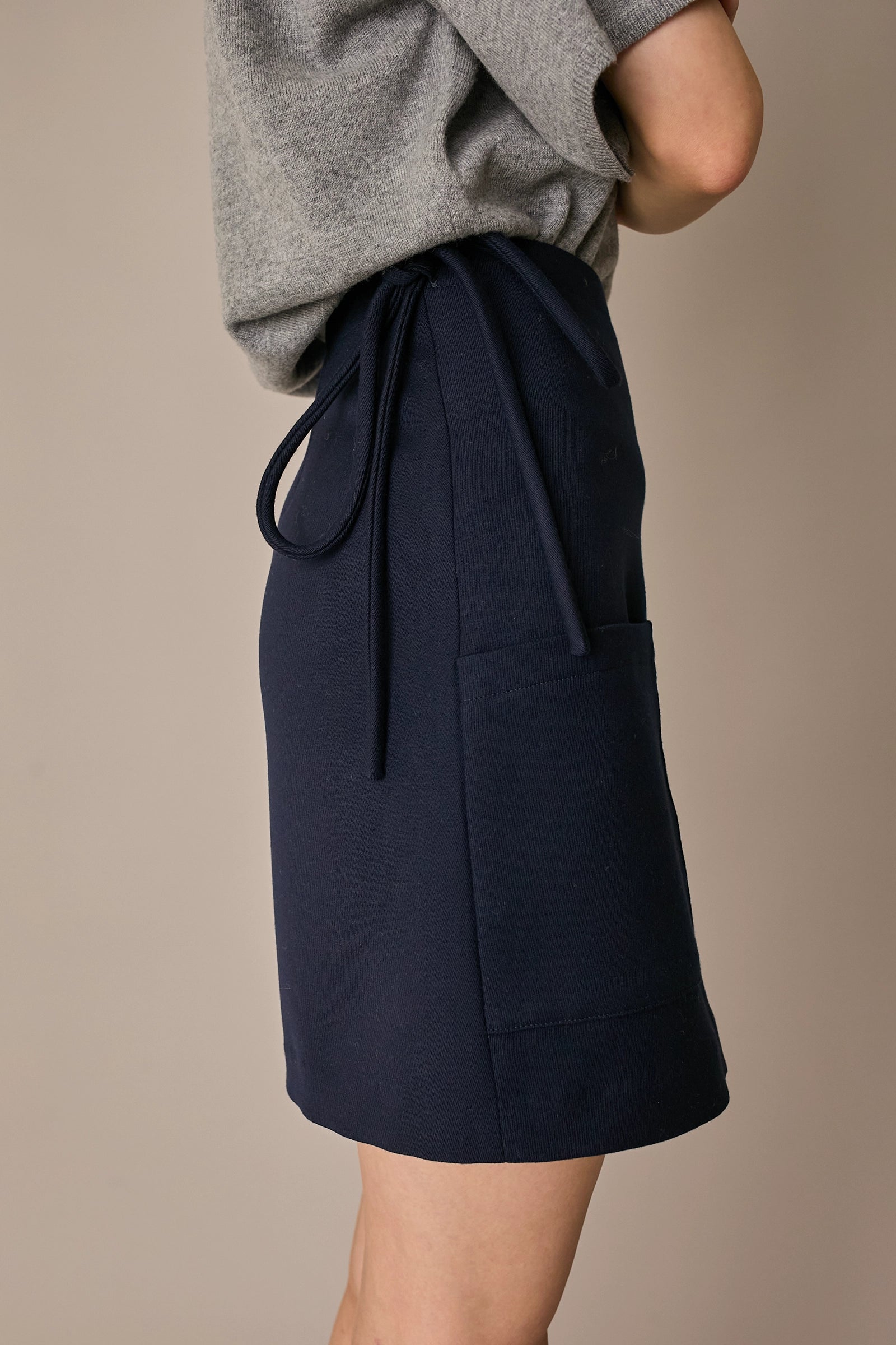 Gonna corta con fiocco blu navy con vestibilità regolare