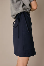 Gonna corta con fiocco blu navy con vestibilità regolare