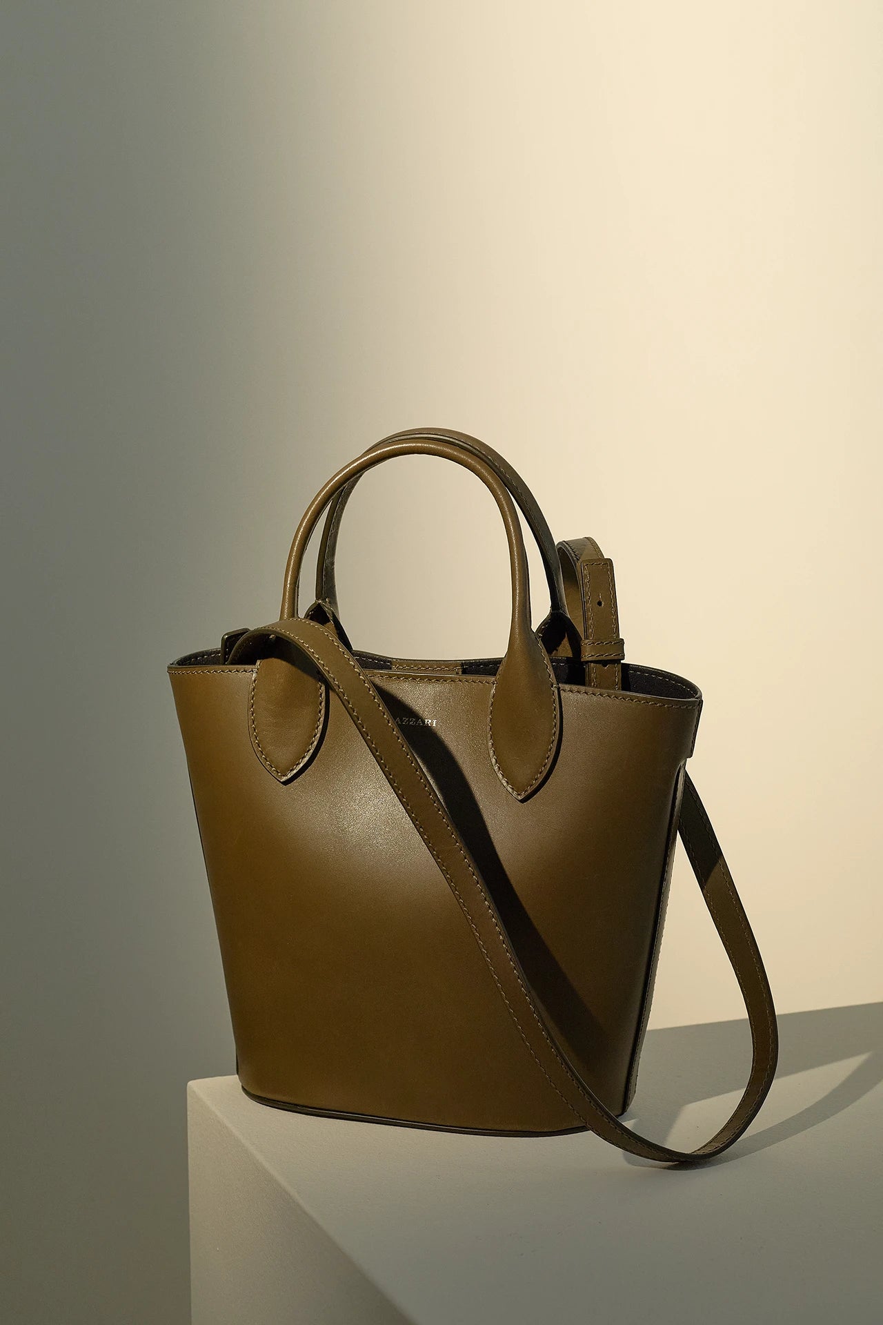 Bucket bag with detachable strap