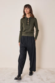 Polo con volant e bottoncini a sfera